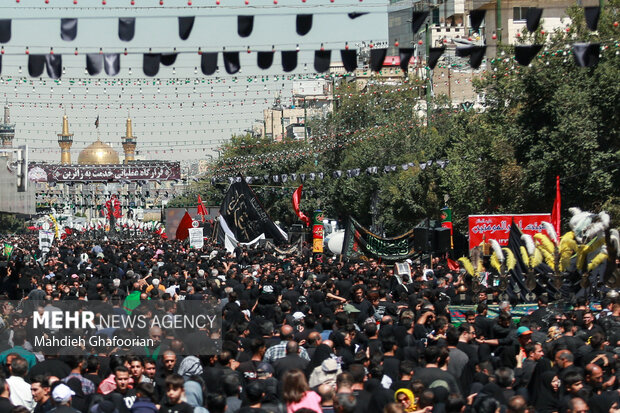 ایران بھر میں امام رضا (ع) کا یوم شہادت مذہبی عقیدت کے ساتھ منایا جارہا ہے