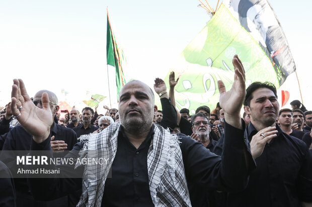 حشد غفير من المعزين باستشهاد الامام الرضا(ع) في مرقده الشريف