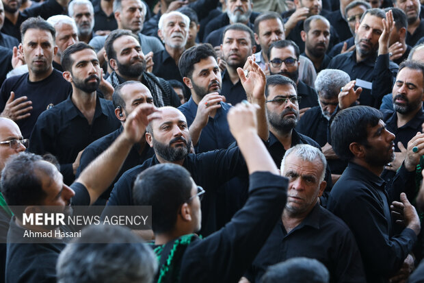 حشد غفير من المعزين باستشهاد الامام الرضا(ع) في مرقده الشريف