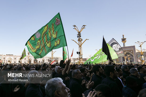 حشد غفير من المعزين باستشهاد الامام الرضا(ع) في مرقده الشريف