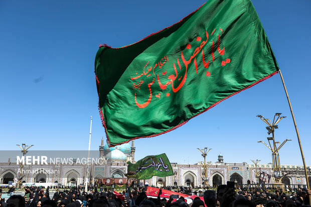 حشد غفير من المعزين باستشهاد الامام الرضا(ع) في مرقده الشريف