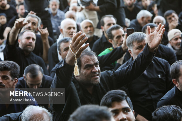 حشد غفير من المعزين باستشهاد الامام الرضا(ع) في مرقده الشريف