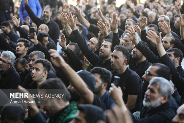 حشد غفير من المعزين باستشهاد الامام الرضا(ع) في مرقده الشريف