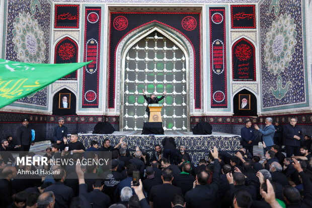 حشد غفير من المعزين باستشهاد الامام الرضا(ع) في مرقده الشريف