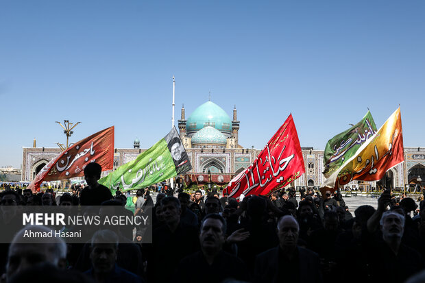 حشد غفير من المعزين باستشهاد الامام الرضا(ع) في مرقده الشريف