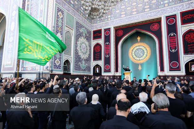 حشد غفير من المعزين باستشهاد الامام الرضا(ع) في مرقده الشريف