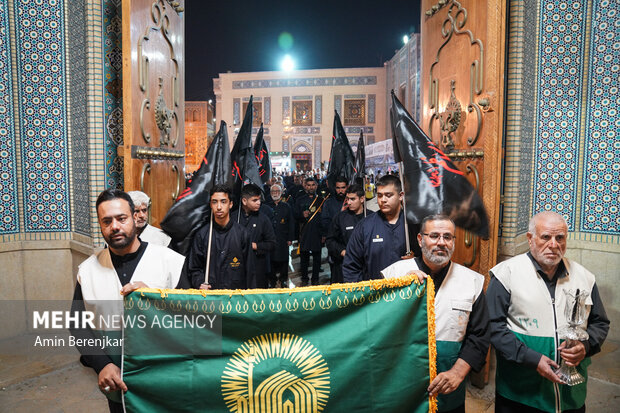 لالهگردانی شام غریبان شهادت امام رضا(ع) در شیراز لالهگردانی شام غریبان شهادت امام رضا(ع) در شیراز
