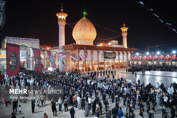 لاله گردانی شام غریبان شهادت امام رضا(ع) در حرم حضرت شاهچراغ(ع) شیراز