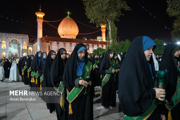 لاله گردانی شام غریبان شهادت امام رضا(ع) در حرم حضرت شاهچراغ(ع) شیراز