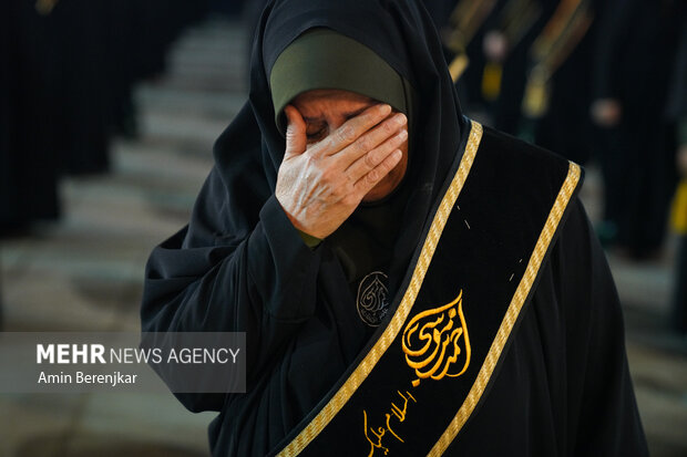 لاله گردانی شام غریبان شهادت امام رضا(ع) در حرم حضرت شاهچراغ(ع) شیراز