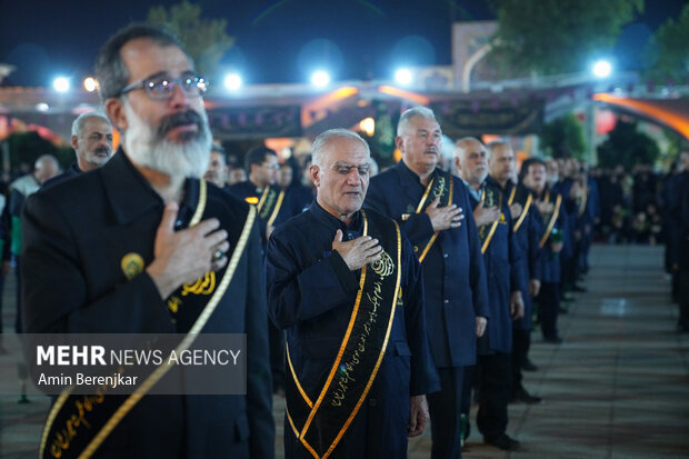 لاله گردانی شام غریبان شهادت امام رضا(ع) در حرم حضرت شاهچراغ(ع) شیراز