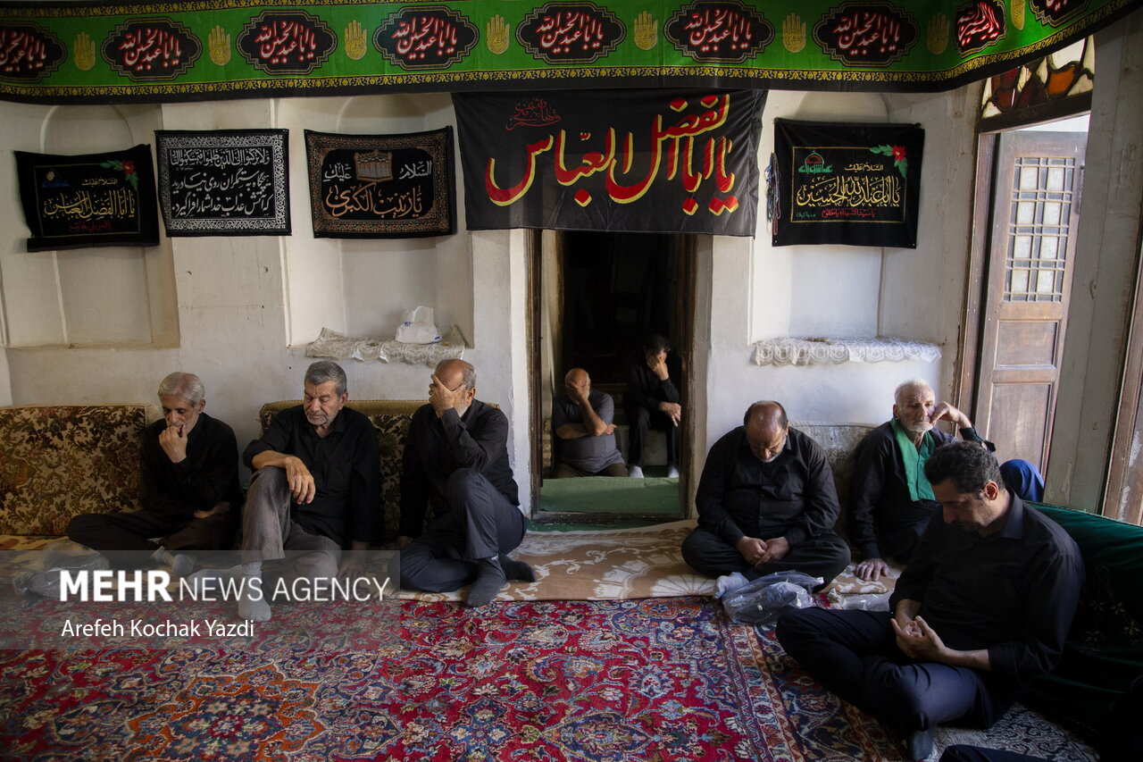 استانداردهای سختگیرانهای برای مداحان و مبلغان در روضه خانگی داریم