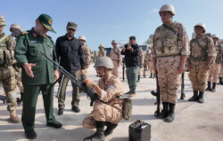 IRGC Navy Cmdr.'s visit to Iran Southern Islands