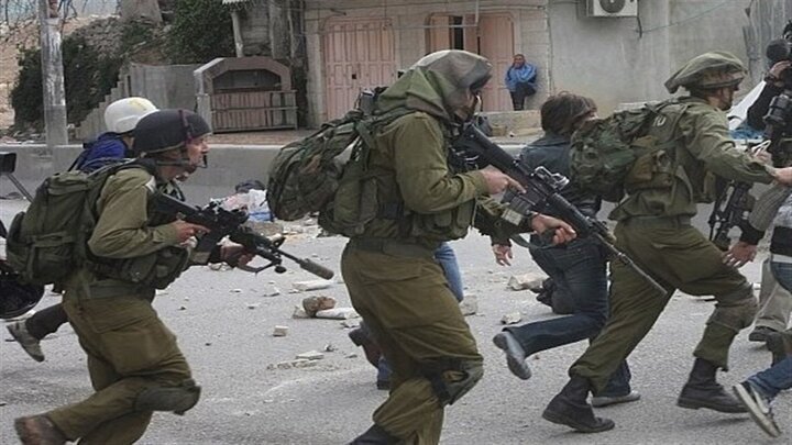 Israeli forces brutally attack Palestinian refugee camp in WB