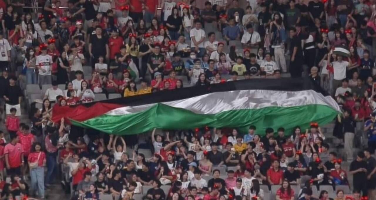 حمایت گسترده تماشاگران کرهای از فلسطین در استادیوم سئول