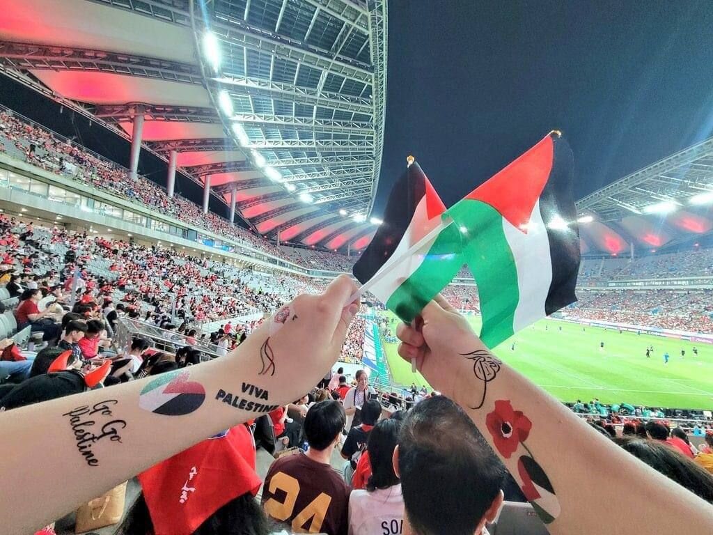 حمایت گسترده تماشاگران کرهای از فلسطین در استادیوم سئول