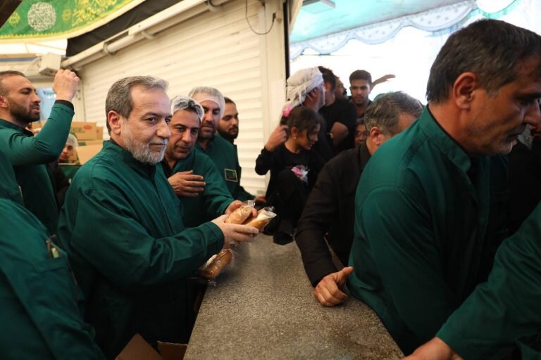 حضور وزیر خارجه در چایخانه حضرتی هیئت عشاق الحسن(ع) در مشهد+ عکس حضور وزیر خارجه در چایخانه حضرتی هیئت عشاق الحسن(ع) در مشهد+ عکس