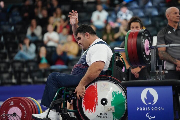 İranlı halterci Paralimpik rekorunu kırarak altın madalya kazandı