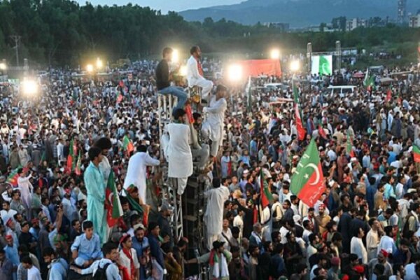 پاکستان میں عمران خان کے ہزاروں حامیوں نے ان کی رہائی کا مطالبہ کیا+ تصویر