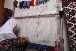 زنان میمه همچنان بر تار و پود قالی نقش می‌آفرینند/بازار راکد است