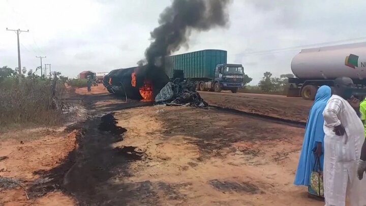 Nijerya'da trafik kazası sonucu petrol tankeri patladı