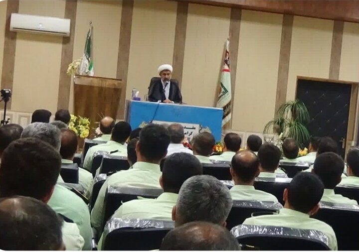 هیچکس حق تضعیف پلیس را ندارد