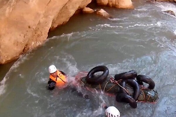 نجات معجزه‌آسای گردشگر شیرازی از رودخانه آب ملخ سمیرم+ فیلم