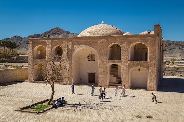 آرامگاه ابراهیم رضا (ع) شهرستان درمیان نورپردازی می‌شود