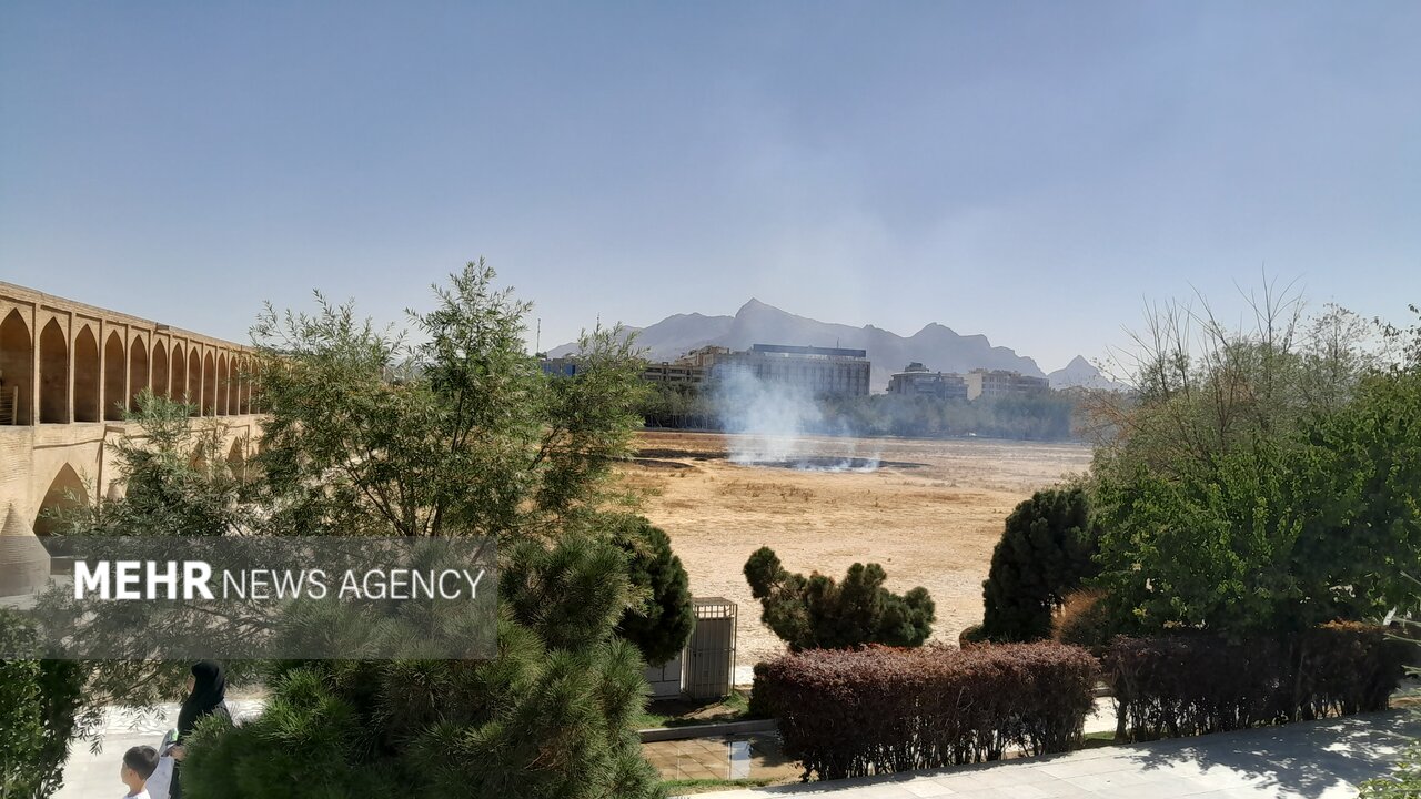 رودخانه زایندهرود در آتش میسوزد رودخانه زایندهرود در آتش میسوزد