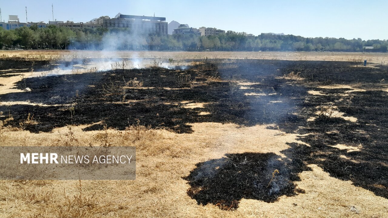 رودخانه زایندهرود در آتش میسوزد رودخانه زایندهرود در آتش میسوزد