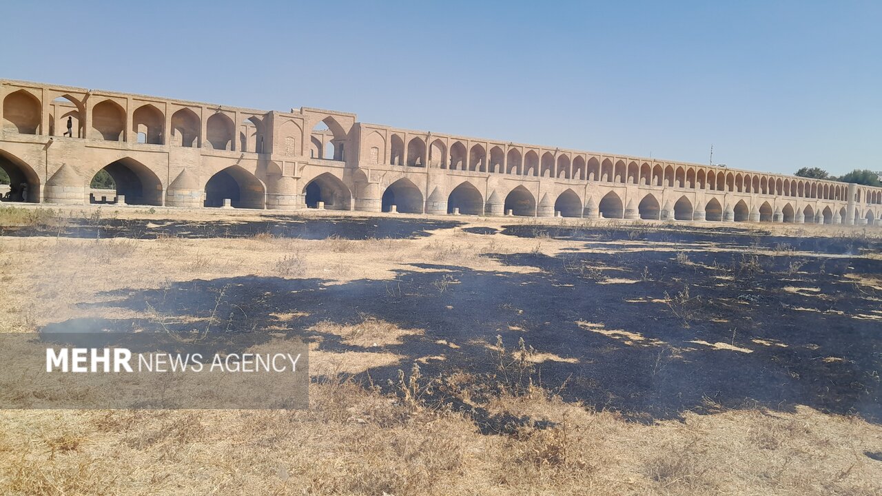 رودخانه زاینده‌رود در آتش می‌سوزد