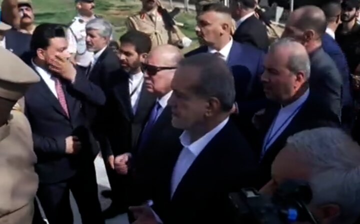 Pezeşkiyan, Şehit Süleyimani'ye saygı duruşunda bulundu Pezeşkiyan, Şehit Süleyimani'ye saygı duruşunda bulundu