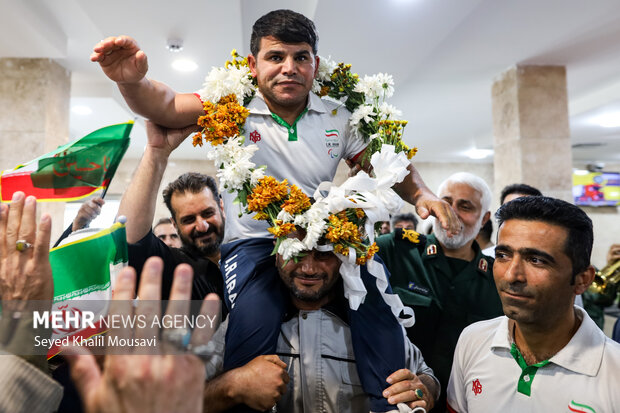 رہبر معظم کی ایرانی ایتھلیٹ صادق بیت سیاح سے گفتگو: ان شاء اللہ حضرت ام البنین (س) خود اجر دیں گی