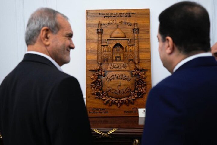 Iraqi PM presents Pezeshkian with a wooden tablet