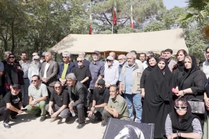 حضور جمعی از سینماگران در قطعه هنرمندان حضور جمعی از سینماگران در قطعه هنرمندان