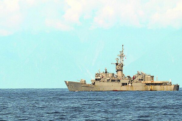 China reacts to US, Canada warships' sailing in Taiwan Strait