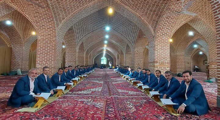 تلاوت سوره مجادله توسط گروه مدیحهسرایی محمد رسولالله(ص)