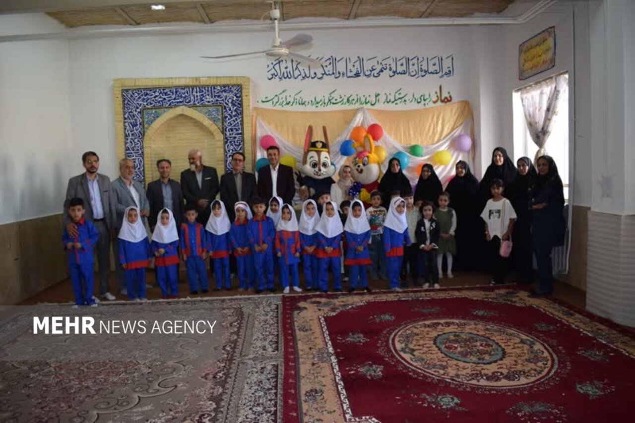 جشن غنچهها در کودکستانهای بهاباد برگزار شد