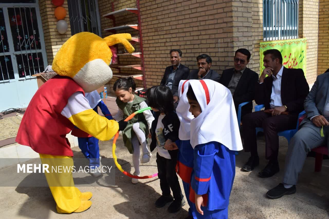 جشن غنچهها در کودکستانهای بهاباد برگزار شد