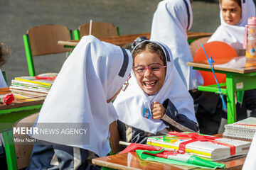 حکیم زاده:جشن شکوفه‌ها رنگ و بوی دفاع مقدس گرفت