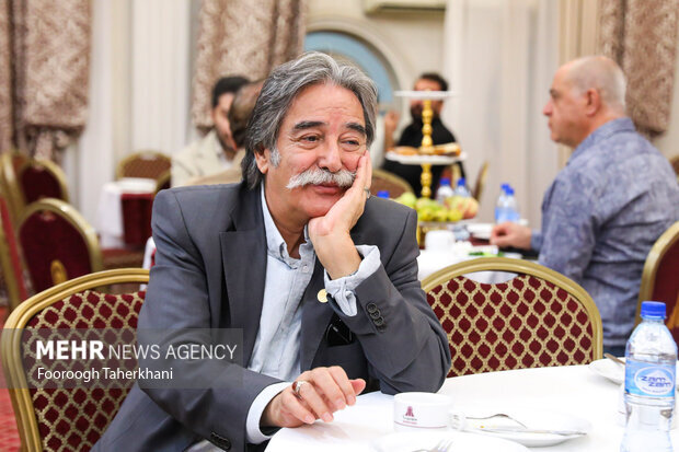 احمد عربانی کاریکاتوریست پیشکسوت بستری شد؛ تلاش برای انتقال به تهران