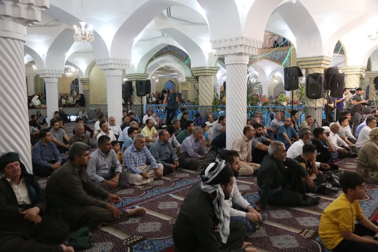 طنین دف بر فراز سنندج/استقبال کردها ازبزرگترین مولودیخوانی کشور