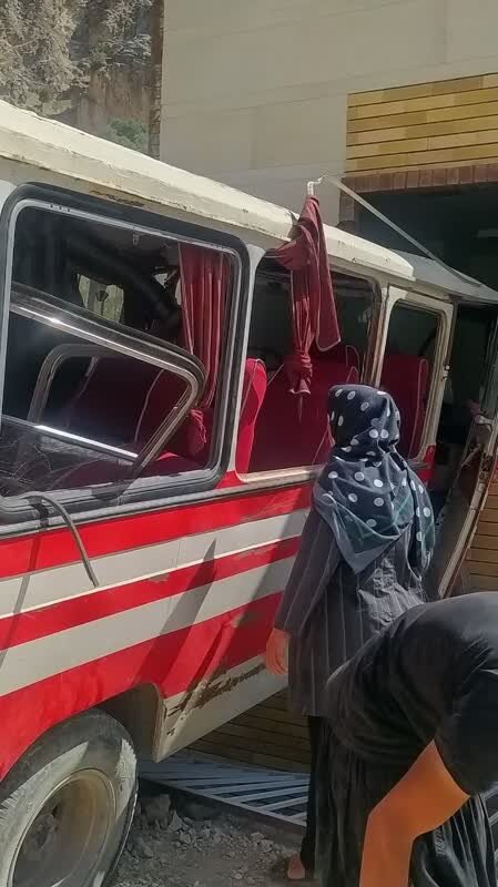 برخورد مینیبوس با درمانگاهی در الیگودرز ۱۱ مصدوم در پی داشت