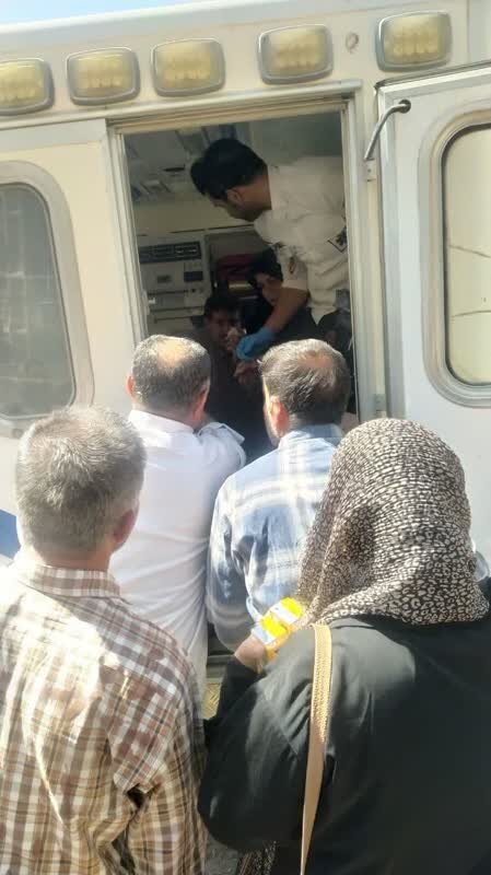 برخورد مینیبوس با درمانگاهی در الیگودرز ۱۱ مصدوم در پی داشت