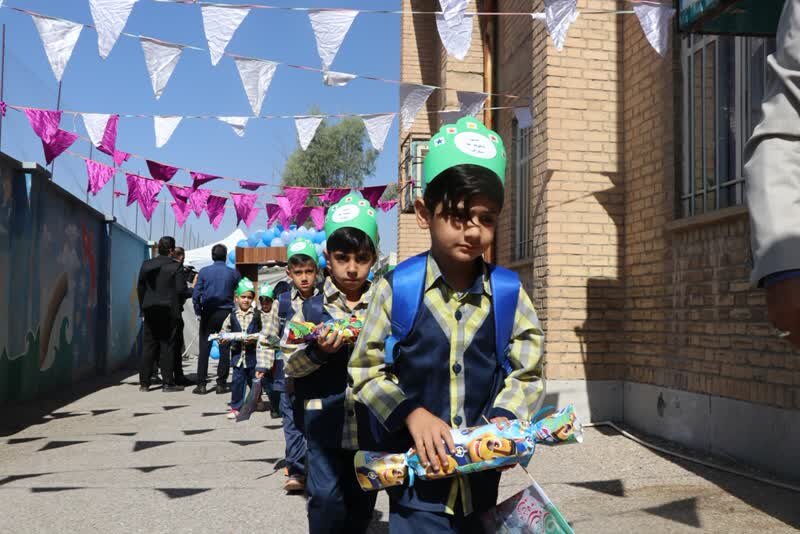 ۳۱ هزار دانش‌آموز کلاس‌اولی لرستان سال تحصیلی خود را آغاز کردند