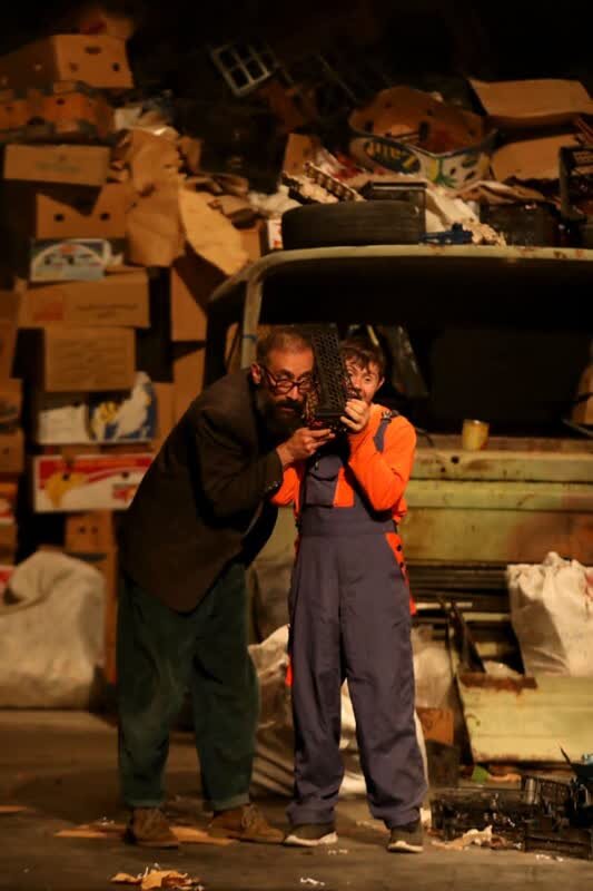 بیان تنهایی انسان معاصر در نمایش «دومشخص مفرد»