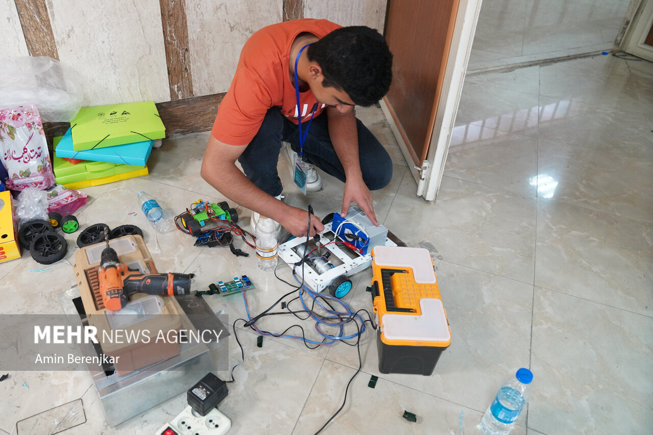سرهنگ زاد اکبری: مسابقات رباتیک گیلان خلاقیت نسل جوان را تقویت میکند سرهنگ زاد اکبری: مسابقات رباتیک گیلان خلاقیت نسل جوان را تقویت میکند