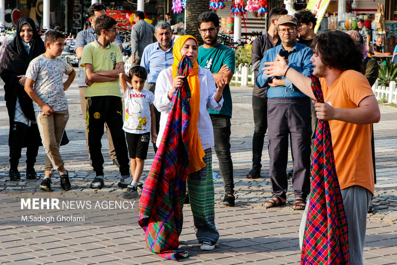 چهاردهمین جشنواره تئاتر خیابانی «شهروند» لاهیجان آغاز شد چهاردهمین جشنواره تئاتر خیابانی «شهروند» لاهیجان آغاز شد