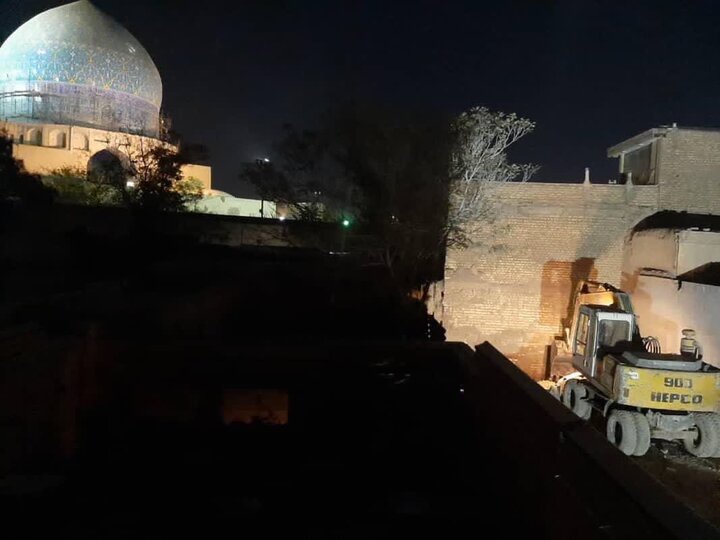 دستور توقف عملیات خاکبرداری در حریم میدان نقشجهان صادر شد