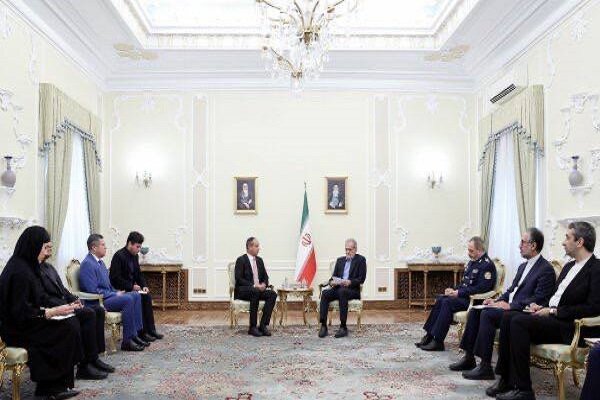 انسجام و خدمتگزاری صادقانه دو راهکار مؤثر مقابله با دشمنان است